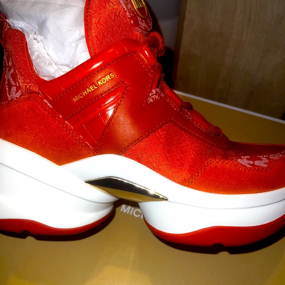 BRAND NEW, NEVER BEEN WORN!
Stunning MK Olympia trainer, size 8.5M